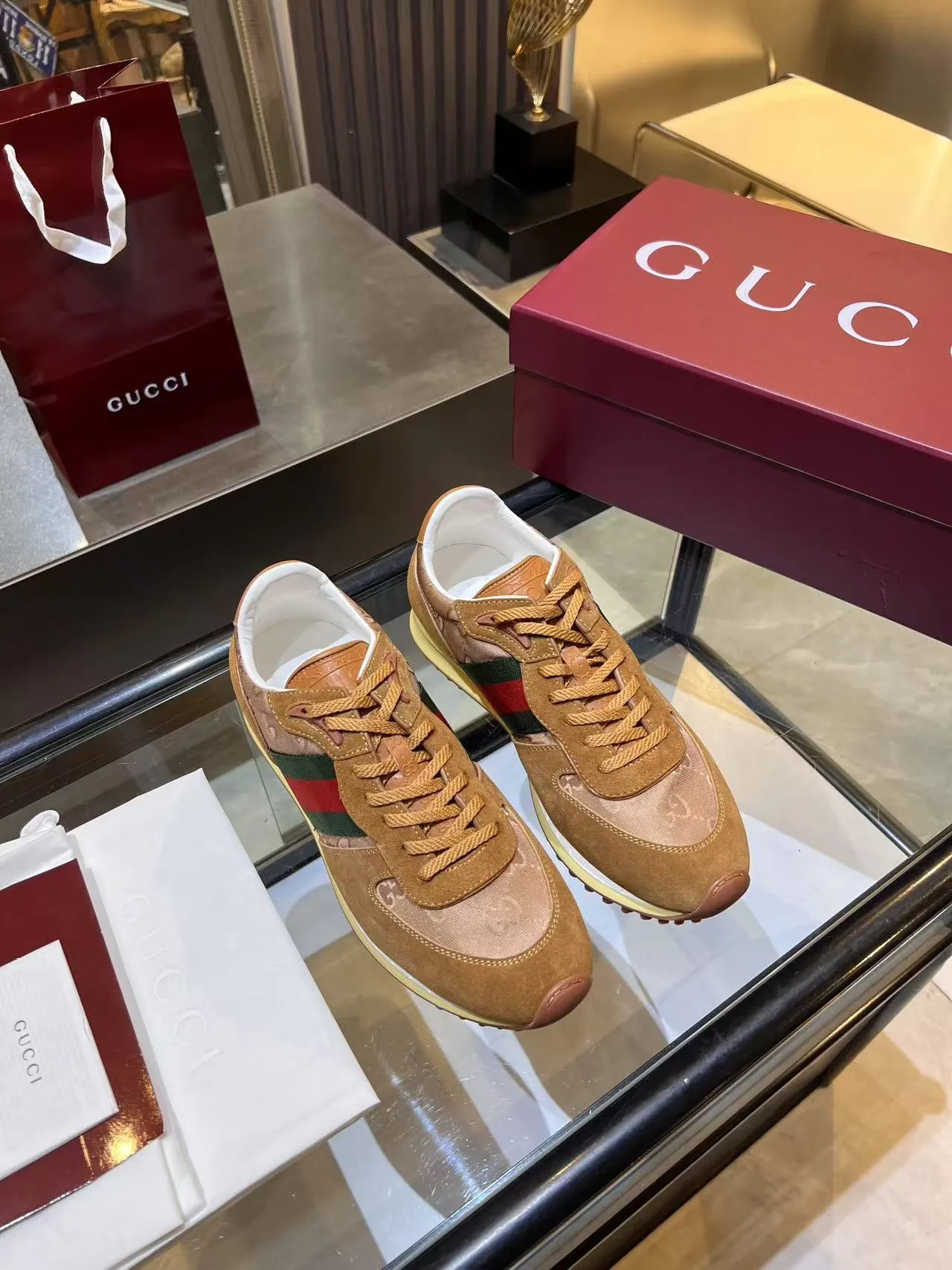 [G Home] P: 660💰 Men's Size: 40-44 (45 customized) Gucci Gucci Top version Latest catwalk style Re-Motion series Thick-soled casual sneakers Original purchase development and production This sneaker has a detachable and adjustable ankle strap, adding a dynamic item to the 2025 spring and summer series. The light and flexible outsole has been specially treated and is filled with a strong retro style. Exquisitely packaged at the delivery counter🛍📦 ▪️Fabric: Original customized imported first-layer cowhide ▪️Inner lining: Original customized breathable mesh ▪️Sole: Original molded TPU material ▪️Sole thickness: 3.5CM